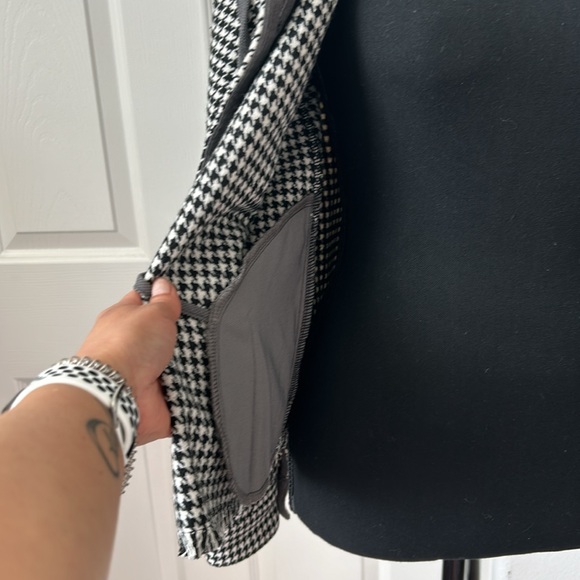 NWT Houndtooth Tweed Short Hoodie Jacket in Size Small - Picture 6 of 8